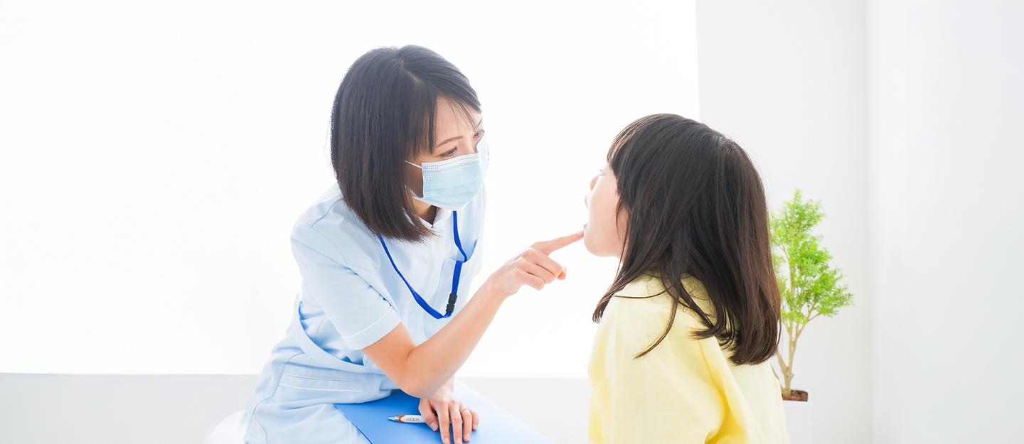子供の歯をチェックする様子