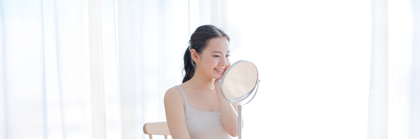 鏡を見る女性